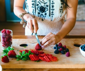 Vì sao không nên ăn trái cây thay cơm tối để giảm cân?